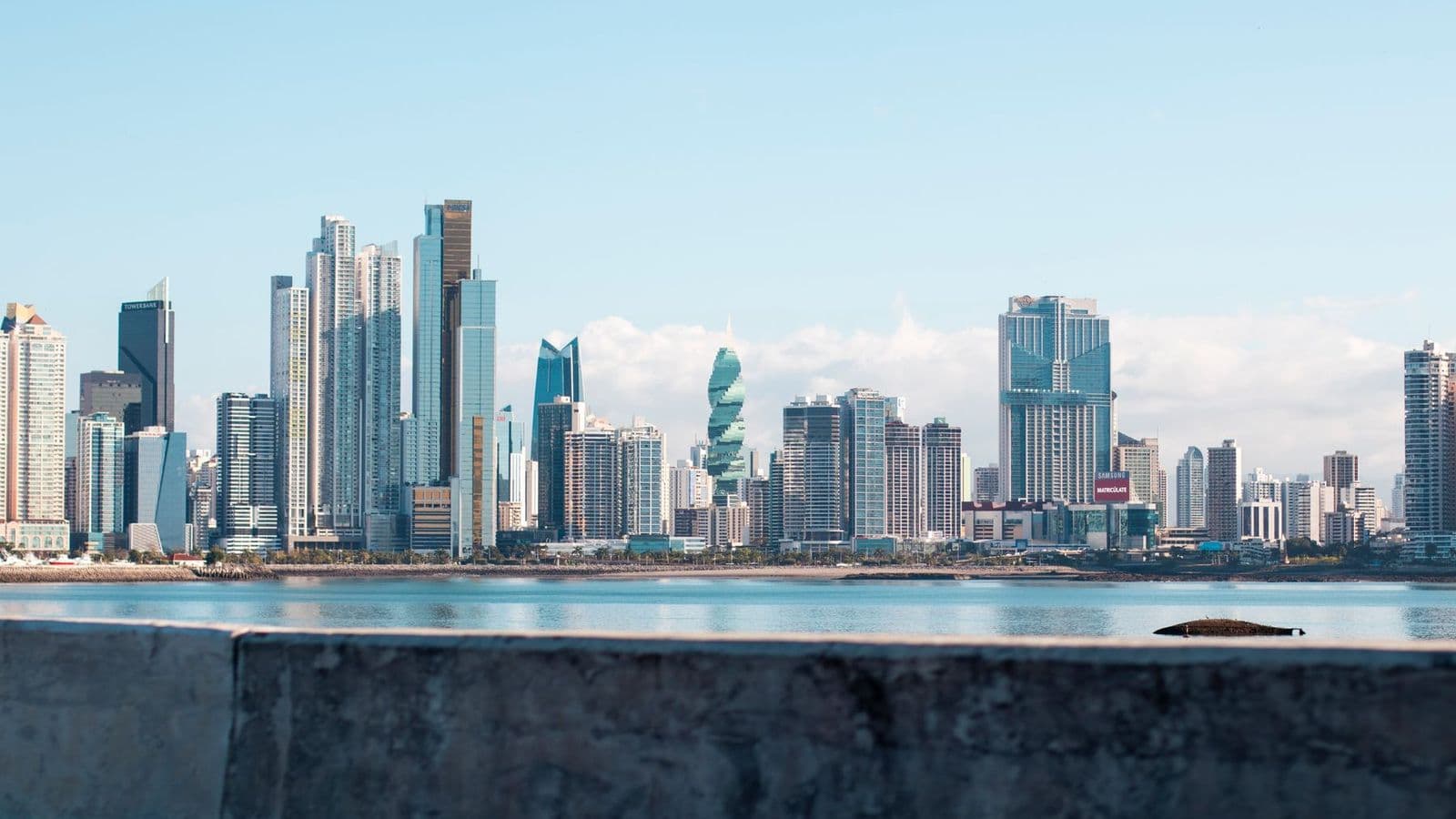 Rascacielos de Ciudad de Panamá junto al mar, vistos desde la costa