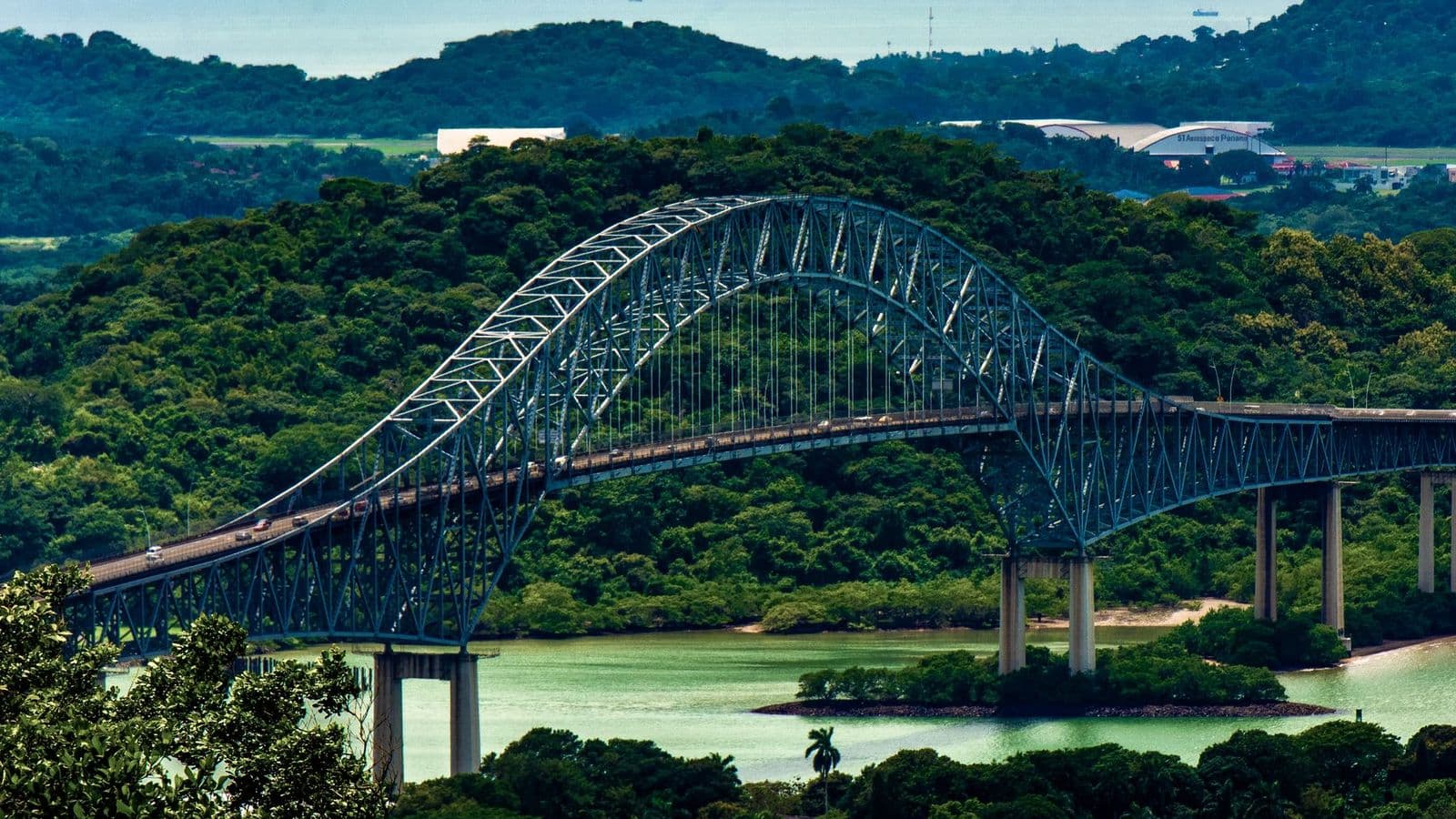 Puente de las Américas sobre el Canal de Panamá, rodeado de vegetación