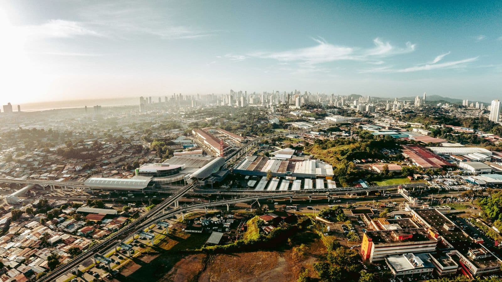 Vista aérea de San Miguelito con avenidas y la ciudad de Panamá al fondo