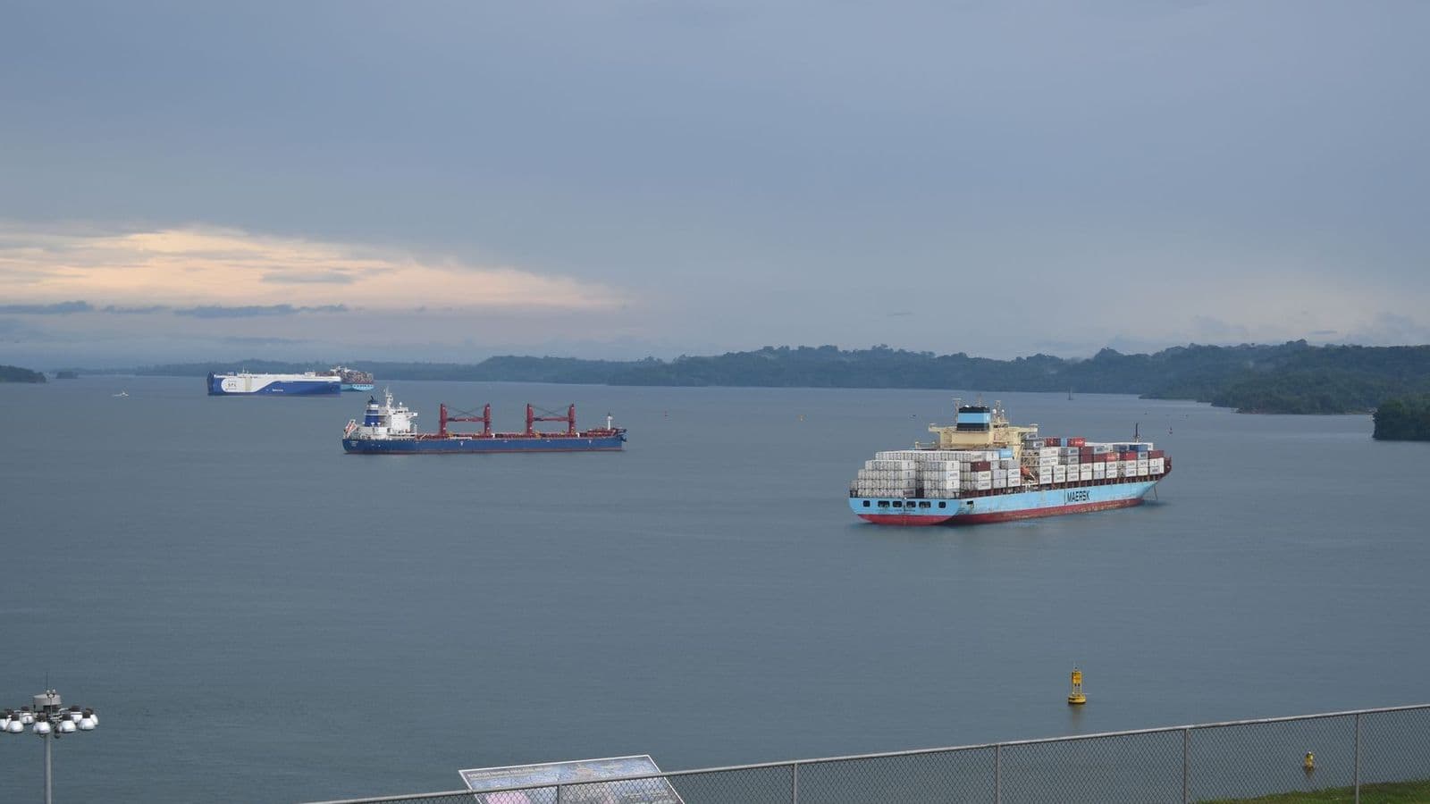 Buques de carga navegando por el Canal de Panamá al atardecer