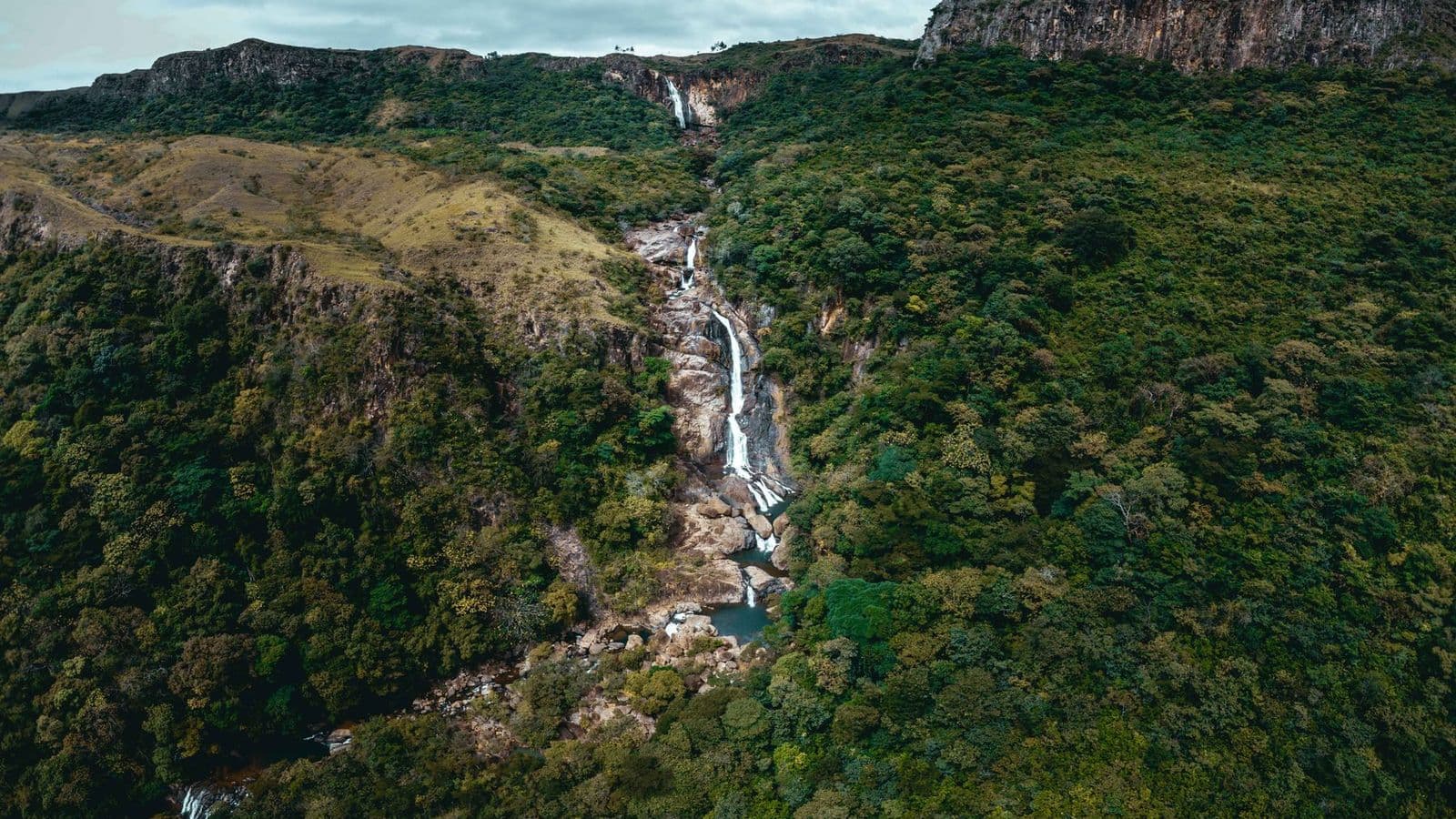 Cascada entre montañas verdes en la provincia de Coclé, Panamá